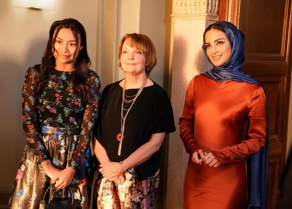 Bild 1 von 12: Im Bild (v.li.): Natalia del Riego (Rosa Reyes), Pamela Reed (Roberta Deeks), Medalion Rahimi (Special Agent Fatima Namazi).