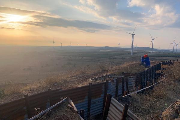 Bild 1 von 15: Producerin Lydia Baines sucht die Weiten der Golanhöhen nach Wölfen ab.