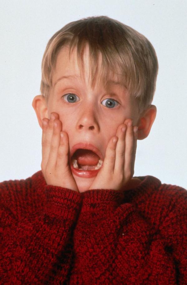 Bild 1 von 12: Während die ganze Familie in den Weihnachtsurlaub startet, wird der kleine Kevin (Macaulay Culkin) aus Versehen zu Hause vergessen und muss als neuer Hausherr für Recht und Ordnung sorgen ...