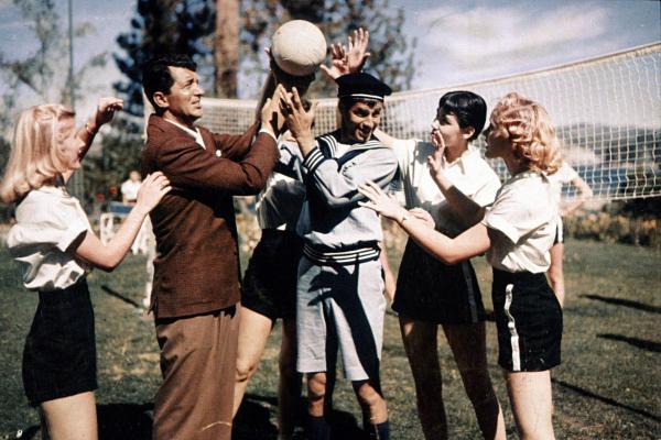 Bild 1 von 4: Die Damen der Mädchenschule sind von dem angeblichen Jungen Wilbur Hoolick (Jerry Lewis, 3.v.r.) begeistert, aber Bob Miles (Dean Martin, 2.v.l.) durchschaut sein Spiel ...