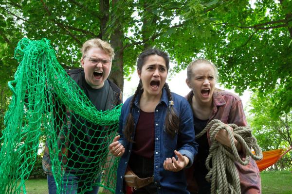 Bild 1 von 5: Mo (Felix Brimmer, l.), Tika (Derya Dilber, M.), und Kim (Lina Hüesker, r.) entdecken jemanden, der heimlich etwas stiehlt, der kommt ihnen nicht davon.© ZDF/Zia Ziarno - Honorarfreie Verwendung gemäß AGB im redaktionellen Zusammenhang mit genannter Sendung bei Nennung \