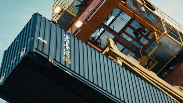 Bild 1 von 3: Ein Portalkran hebt einen Container für den Weitertransport - ein zentrales Element der effizienten Verzahnung europäischer Lieferwege.