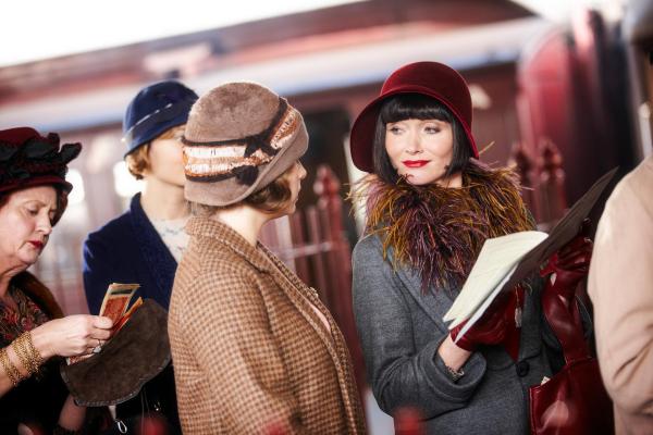 Bild 1 von 26: Im Bild (v.li.): Ashleigh Cummings (Dorothy 'Dot' Williams), Essie Davis (Phryne Fisher).