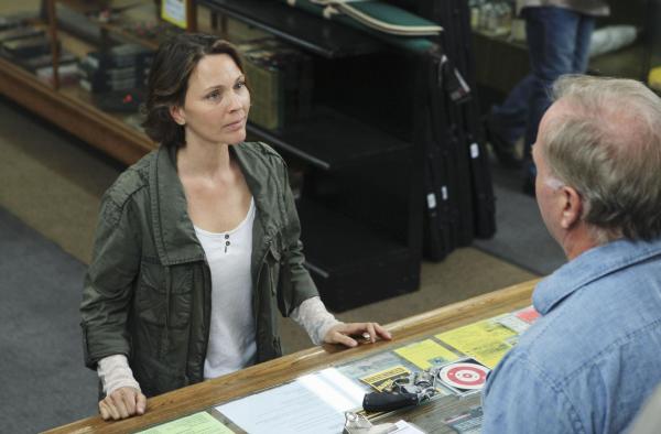 Bild 1 von 7: In Tampa richtet eine Frau (Kelli Williams, l.) in einem Waffenladen ein Blutbad an. Das BAU-Team wird gerufen, um sie zu stellen ...