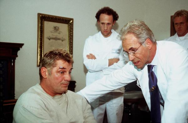 Bild 1 von 1: Im Bild (v.li.): Heinz Hoenig (Johannes Engel), Wolf Roth (Prof. Schönborn).