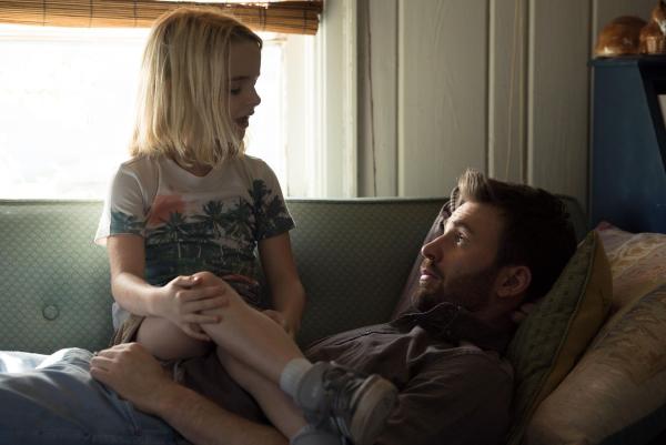 Bild 1 von 8: Mary Adler (Mckenna Grace, l.); Frank Adler (Chris Evans, r.)