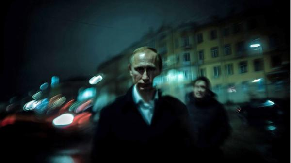 Bild 1 von 8: Wladimir Putin (Marius ?izauskas) festigt im Verlauf der frühen 90er-Jahre seine Position in St. Petersburg und steigt unter Bürgermeister Anatoli Sobtschak 1994 zum ersten Vizebürgermeister der Stadt auf.