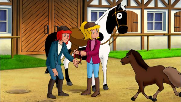 Bild 1 von 6: Für ihr großes Pferdequiz haben Bibi (r.) und Tina (l.) sogar ein echtes Falabella-Pony gefunden.