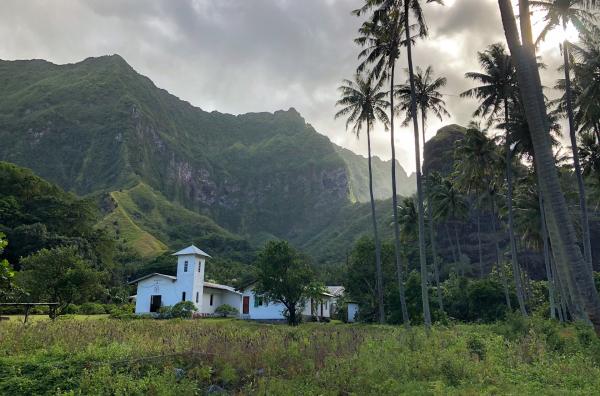 Bild 1 von 5: Die Kirche von Hanavave auf der Insel Fatu Hiva am südlichsten Rand des Archipels: Steile, dicht mit tropischem Regenwald bewachsene Basaltkegel prägen die Gegend. Eine Schotterpiste verbindet die einzigen beiden Dörfer mit insgesamt 600 Einwohnern.