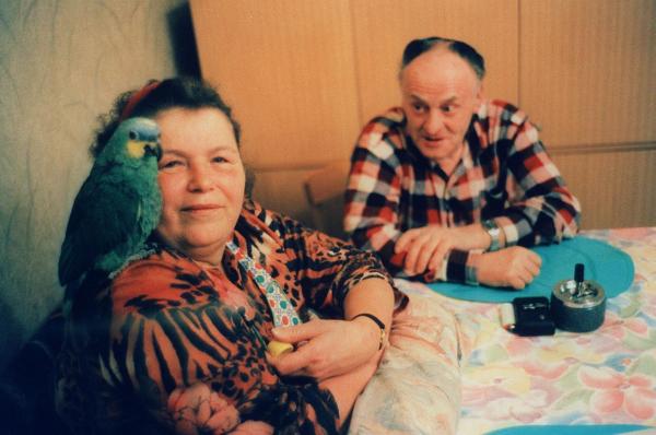Bild 1 von 2: Im Bild: Familie Stritzl mit Gogo.