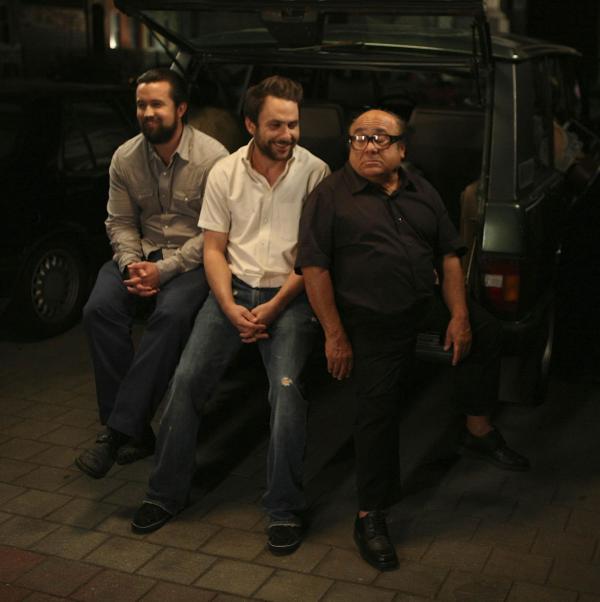 Bild 1 von 8: (v.l.n.r.) Mac (Rob McElhenney); Charlie Kelly (Charlie Day); Frank Reynolds (Danny DeVito)