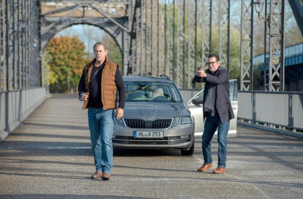 Bild 1 von 4: Im Bild: Können Finn (Sven Martinek, l.) und Lars (Ingo Naujoks, r.) die Situation auf der Autobrücke entschärfen?