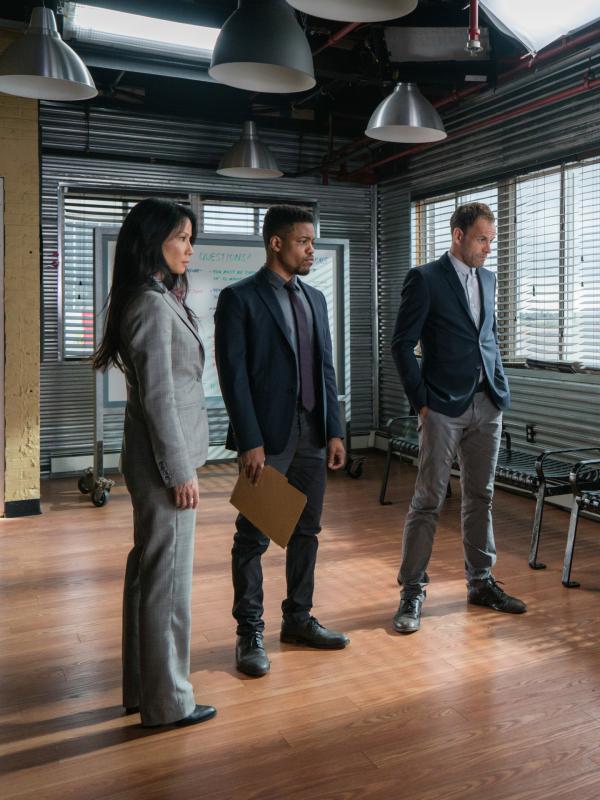 Bild 1 von 13: Nachdem ein Fallschirmspringer direkt von Himmel geschossen wird, sind Watson (Lucy Liu, l.), Bell (Jon Michael Hill, M.) und Holmes (Jonny Lee Miller, r.) auf der Suche nach dem Schuldigen. Offenbar haben sie es nicht nur mit einem Mörder zu tun ...