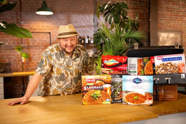 Bild 1 von 3: Sebastian Lege deckt auf, wie Hersteller von Tiefkühl-Lahmacun, einer türkischen Pizza, das Hackfleisch auf dem Belag strecken.