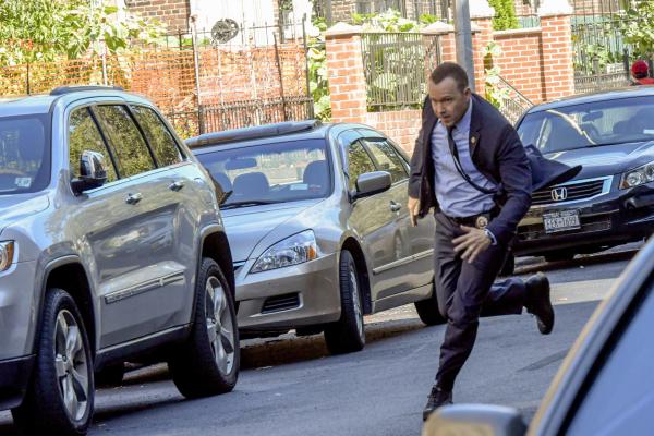 Bild 1 von 11: Beim Versuch einen flüchtigen Gangster zu fassen, zeigt Danny (Donnie Wahlberg) auf den Straßen New Yorks vollen Körpereinsatz. Ist er diesmal etwas zu furchtlos?