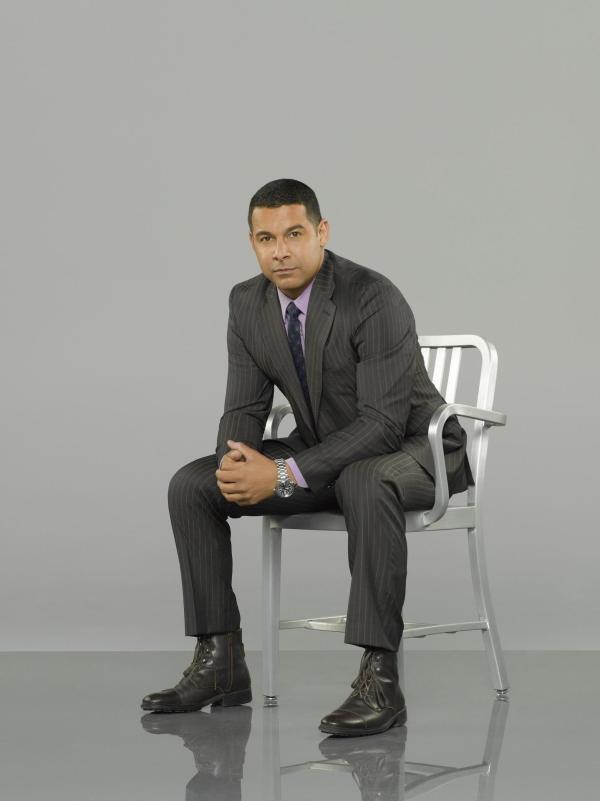 Bild 1 von 58: (6. Staffel) - Javier Esposito (Jon Huertas) hat zwar seine Kollegin Kate Beckett gerne mit ironischen Kommentaren aufgezogen, doch sie fehlt ihm, nachdem sie zum FBI gewechselt ist ...
