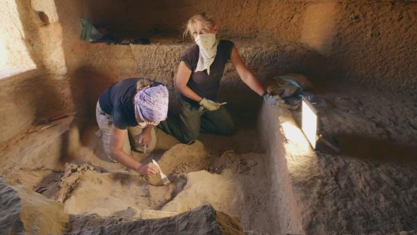 Bild 1 von 6: Beim Bergen von Mumien ist Fingerspitzengefühl gefragt. Jeder Fehler könnte wertvolle Spuren vernichten.