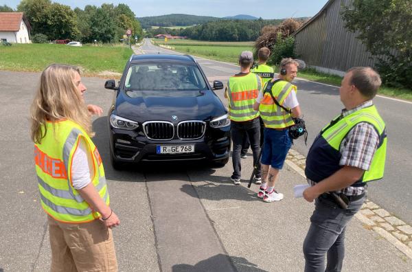 Bild 1 von 4: Birgitt Thiesmann von der Tierschutzstiftung  ?Vier Pfoten? bekämpft seit Jahren den verbrecherischen Handel mit meist todkranken Welpen aus Osteuropa. Hier begleitet sie die Bayerische Grenzpolizei bei der Schleierfahndung im Grenzgebiet zur Tschechischen Republik.
