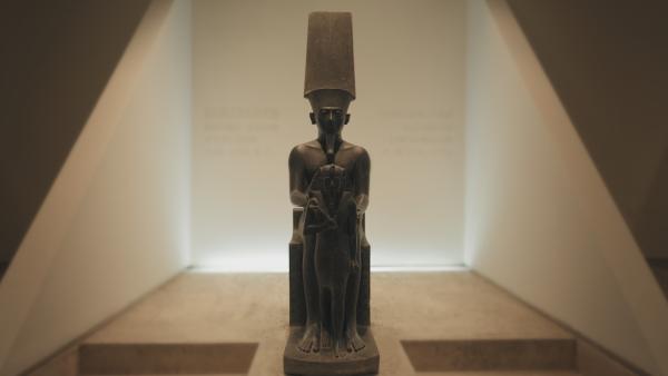 Bild 1 von 5: Statue des Schöpfergottes Amun-Re. Hatschepsut sieht sich als seine direkte Nachfahrin und begründet damit ihren Thronanspruch.