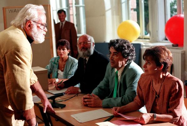 Bild 1 von 4: Im Bild: Ernst Hinterberger (li.), Bernd Jeschek (2.v.re.), Ingrid Malinka (re.).