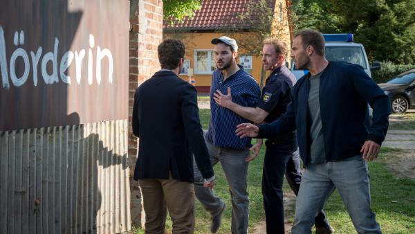 Bild 1 von 7: Der Sohn von Katja Neuhaus, Sönke (Daniel Littau, 2.v.l.), wird von Timmermann (Mathias Junge, 2.v.r.) festgehalten. Er will auf Dorfbewohner Maik Schulze (Valentin Fruntke, l.) losgehen. Dieser hat das Haus seiner Mutter mit \