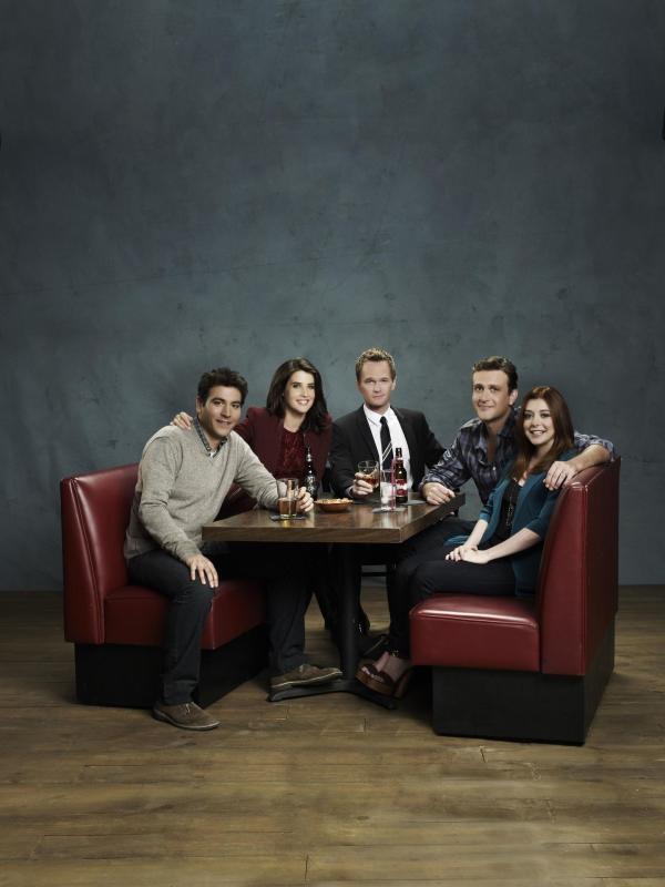 Bild 1 von 22: (8. Staffel) - Ein Blick zurück in die wilden Jahre von Ted (Josh Radnor, l.), Marshall (Jason Segel, 2.v.r.), Barney (Neil Patrick Harris, M.), Lily (Alyson Hannigan, r.) und Robin (Cobie Smulders, 2.v.l.) ...