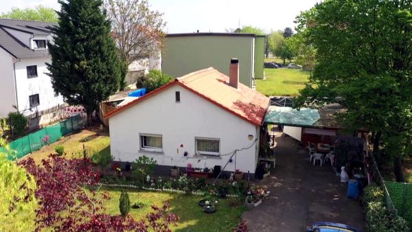 Bild 1 von 1: Dagmar, die gute Seele der Benz-Baracken, lebte bis zu ihrem Tod im November 2021 in diesem kleinen Häuschen. Jetzt wird es abgerissen.