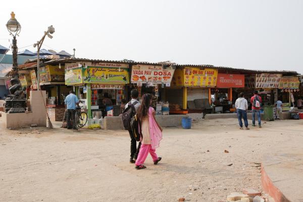 Bild 1 von 19: Im Bild: m Juhu Beach, einem beliebten Ort für Einheimische, um das Arabische Meer zu genießen, gibt es in Mumbai jede Menge Imbissstände, die \