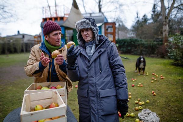 Bild 1 von 13: Fritz (Guido Hammesfahr, l.) weiß, seine Äpfel sind etwas Kostbares. Herr Kluthe (Holger Handtke, r.) hält das für Unsinn und will alle Äpfel kaputt schneiden.