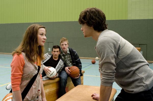 Bild 1 von 15: Obwohl Marla (Nina Gummich, l.) es schrecklich peinlich findet, den eigenen Vater als Lehrer zu haben, kann sie den fiesen Machenschaften der Clique (Maximilian Befort, r.) um den Klassenanführer Ralf nichts abgewinnen ...