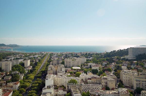 Bild 1 von 3: 1962 herrschte am Hafen von Marseille reges Treiben: In einer dramatischen Umsiedlungsaktion wurden Hunderttausende \