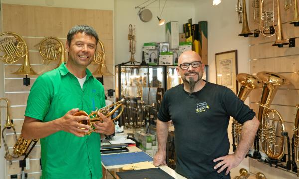 Bild 1 von 4: Robert Hofer holt seine neue Trompete bei Toni Possegger (im Bild rechts) ab.