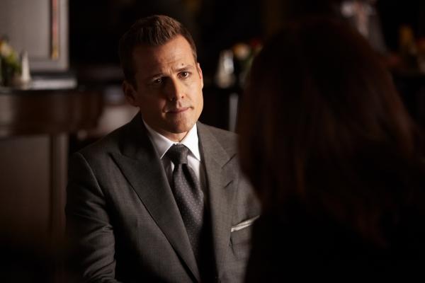 Bild 1 von 2: Harvey (Gabriel Macht) gerät in einen Loyalitätskonflikt: Soll er Ava (Michelle Fairley) schützen oder seine Abmachung mit Darby erfüllen?