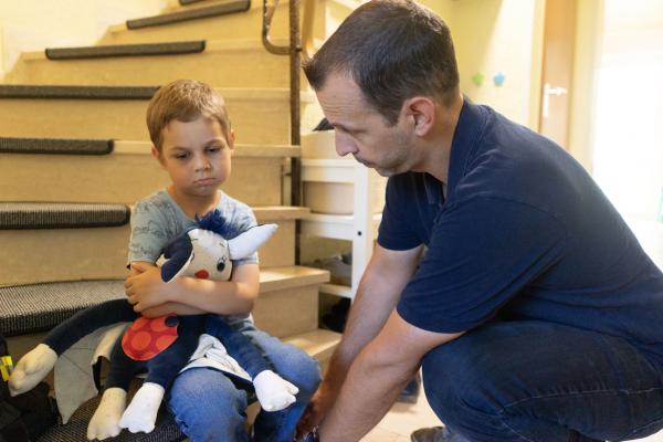Bild 1 von 3: Leon streitet mit Papa, weil er nicht in den Kindergarten will.© KiKA/Lupalipa Media - Honorarfreie Verwendung gemäß AGB im redaktionellen Zusammenhang mit genannter Sendung bei Nennung \