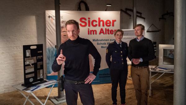 Bild 1 von 7: Timmermann (Mathias Junge, l.) und Stine (Sidsel Hindhede, M.) sind diesmal in besonderem Auftrag unterwegs: Zusammen mit Felix Brechtel (Eric Bouwer, r.), dem Mann für Prävention im Innenministerium, haben sie es sich zur Aufgabe gemacht, ältere Menschen vor Betrügern und Einbrechern zu schützen. Die Aufklärungsveranstaltung ist ein voller Erfolg. Doch dann wird ausgerechnet eine der Besucherinnen ermordet.