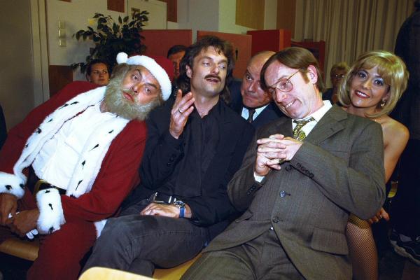 Bild 1 von 5: Im Bild (v.li.): Karl Ferdinand Kratzl (Herr Claus), Alfred Dorfer (Hr. Weber), Wolfgang Böck (Obersenatsrat), Roland Düringer (Ing. Breitfuß), Monica Weinzettl (Frau Knackal).