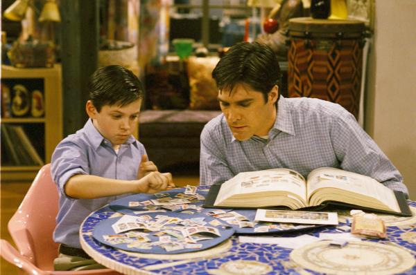 Bild 1 von 2: Greg erhält überraschend einen Anruf von seiner Ex-Freundin. Diese bittet ihn, ein Empfehlungsschreiben für ihren Sohn aufzusetzen, damit er dieselbe Schule besuchen kann, in die auch Greg früher gegangen ist. Als Dharma den Sohn von Gregs Ex-Freundin kennen lernt, ist sie überzeugt davon, dass Greg der Vater des Kleinen ist. Immerhin sehen die beiden sich ähnlich und haben die gleichen Interessen und Angewohnheiten. Langsam beginnt auch Greg zu glauben, dass er einen Sohn hat.