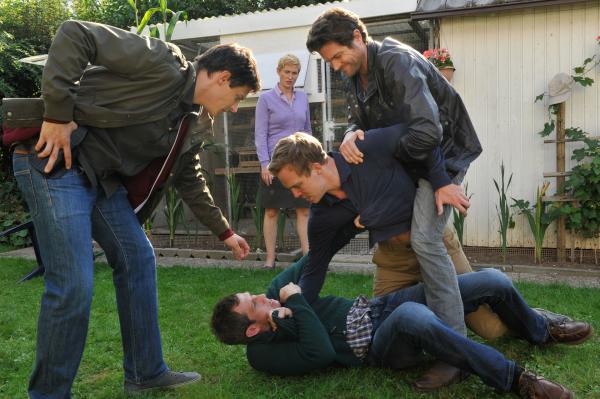 Bild 1 von 8: Jo Stoll (Peter Ketnath, r.), Rico Sander (Benjamin Strecker, l.), Mirko Laufenberg (Jan Pohl, 2.v.r.), Torben Eickhoff (André Szymanski, liegend) und Beate Eickhoff (Yvon Jansen, 2.v.l.).