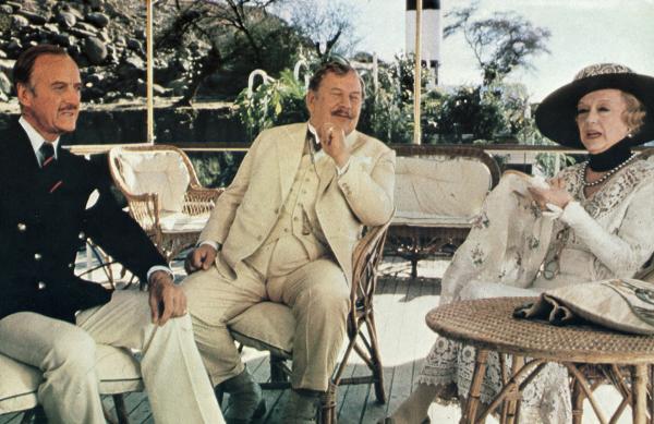 Bild 1 von 2: Die beiden Freunde Colonel Race (David Niven, l.) und Hercule Poirot (Peter Usinov, m.) beim Small-Talk with Mrs. van Schuyler (Bette Davis, r.).