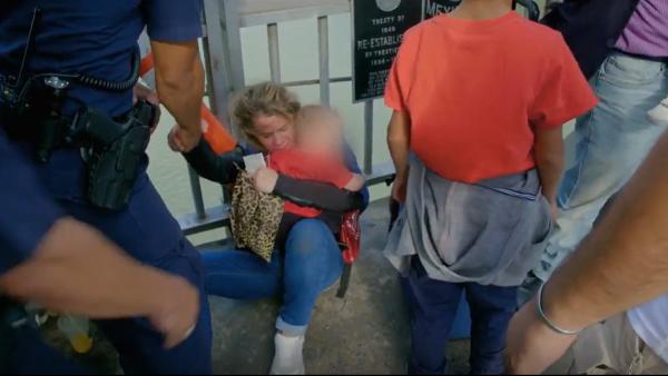 Bild 1 von 3: Zwischen Hoffnung und Verzweiflung: Beamte stehen vor schweren Entscheidungen, als Familien um Einlass bitten, Drogenfunde eskalieren und Migranten alles riskieren, um den Fluss zu überqueren.