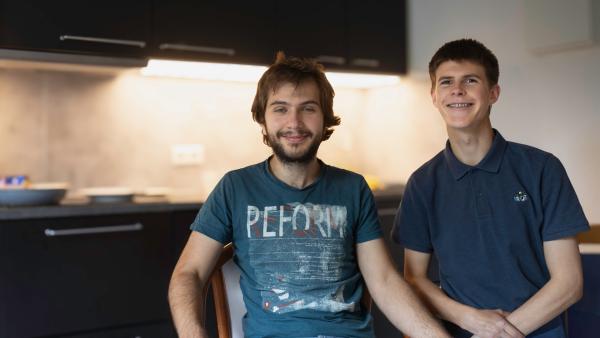 Bild 1 von 3: Justin Triebel (l.) und Carlo Novak (r.) leben Tür an Tür in einem inklusiven Wohnprojekt. Die Gemeinschaftsküche ist ihr Treffpunkt.