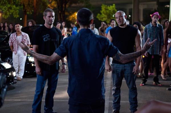 Bild 1 von 19: Diogo (Luis Da Silva Jr., M.) fordert Toretto (Vin Diesel, r.) und O'Conner (Paul Walker, l.) zu einem Duell heraus ...