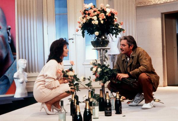 Bild 1 von 1: Im Bild: Christoph (Juraj Kukura), der Evelyn (Iris Berben) zum ersten Mal in ihrem zu Hause besucht, ist einigermaßen erstaunt über das eigenwillige Outfit der Wohnung seiner Freundin.