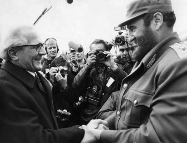 Bild 1 von 4: Fidel Castro und Erich Honecker verbindet eine jahrelange Freundschaft. Der kubanische Staatsführer hat der DDR sogar eine kleine Insel in der kubanischen Schweinebucht geschenkt.