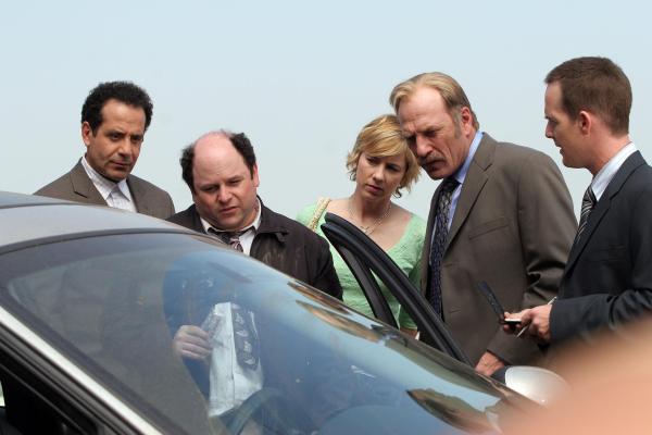 Bild 1 von 1: Im Bild (v.li.): Tony Shalhoub (Adrian Monk), Jason Alexander (Marty Eels), Traylor Howard (Natalie Teeger), Ted Levine (Capt. Leland Stottlemeyer), Jason Gray-Stanford (Lt. Randall Disher).