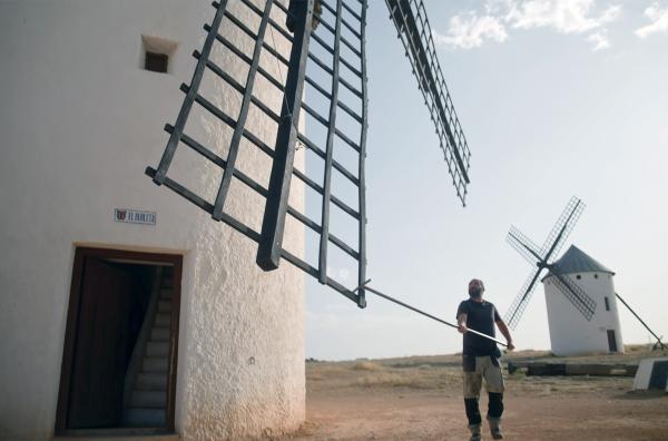 Bild 1 von 2: Bewahrung des lokalen Erbes: Die Region La Mancha ist berühmt für die Geschichte von Don Quijote, der gegen Windmühlen kämpfte. Heute haucht Juan Bautista diesen technischen Meisterwerken neues Leben ein.