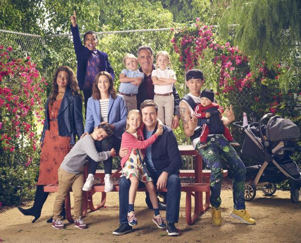 Bild 1 von 8: (1. Staffel) - Poppy Banks (Kimrie Lewis); Rory Banks (Devin Trey Campbell); Angie D'Amato (Leighton Meester, oben); Graham D'Amato (Tyler Wladis, unten); Amy Fogerty (Ella Allan, oben); Sophie Cooper (Marlow Barkley, unten); Douglas Fogerty (Brad Garrett, oben); Will Cooper (Taran Killam, unten); Emma Fogerty (Mia Allan); Miggy Park (Jake Choi)