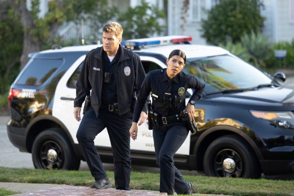 Bild 1 von 3: Officer Nolan (Nathan Fillion) und Celina (Lisseth Chavez) nähern sich mit angespannter Vorahnung dem Haus des Verdächtigen und bleiben abrupt stehen, als sie eine merkwürdige Feststellung machen.