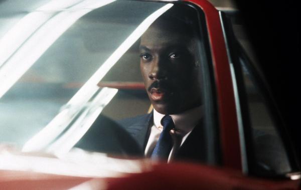 Bild 1 von 11: Der ungewöhnliche Cop Axel (Eddie Murphy) Foley ist in Detroit undercover tätig, als ihn ein Hilferuf aus Kalifornien erreicht ...