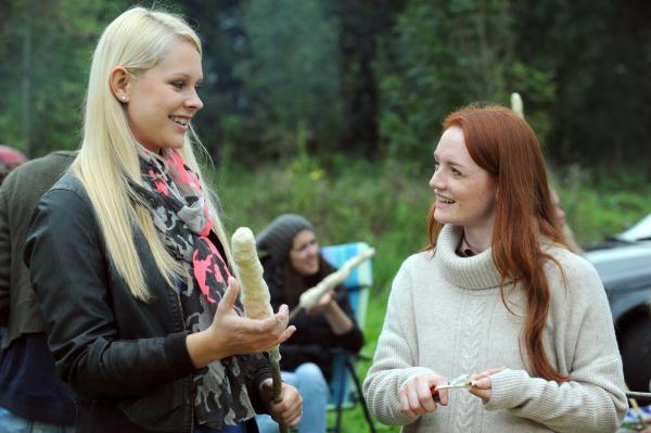 Bild 1 von 12: Yvonne genießt den Ausflug mit Svenja. Von links: Yvonne Preissinger (Alexa Eilers) und Svenja (Janina Stopper).